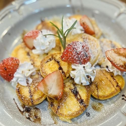 シリアルパンケーキ季節のフルーツ添え