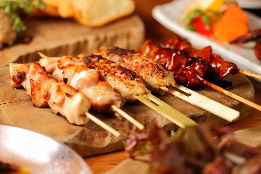 Authentic charcoal-grilled yakitori is popular for its carefully selected meat and rare rare parts.