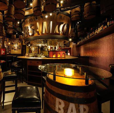 [Barrel table 4 people ~] It is a table of the barrel of the novel design.The atmosphere is also similar to Tokyo's Bar ♪ If you can enjoy alcohol and food in a stylish space, the conversation with other guests may be exciting too!
