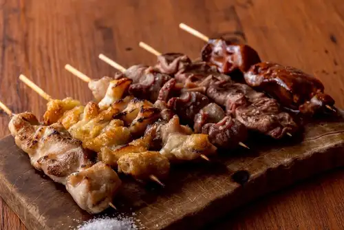 [Assorted Yakitori Platter (6 skewers)] Our proud selection of grilled chicken skewers.Since it's grilled over charcoal, it's cooked to perfection and juicy.