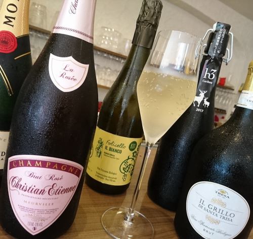 常時12種類のグラスワインが楽しめる