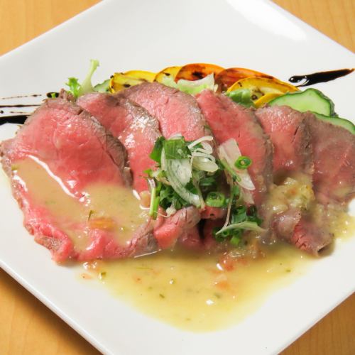 飛騨牛内もも肉のローストビーフ　サラダと一緒に