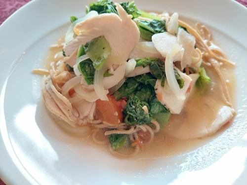 大豆麺　蒸し鶏と旬野菜のさっぱりソース