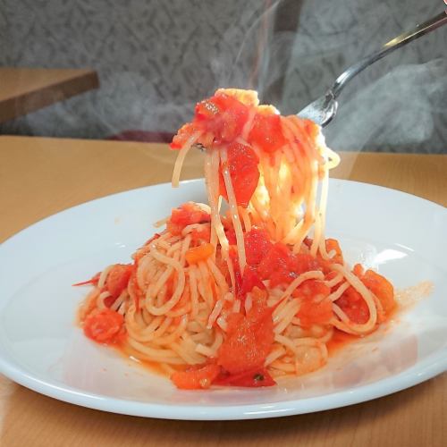 むすぶ農園の加熱用生トマトを使ったトマトソースパスタ「むすぶのパスタ」