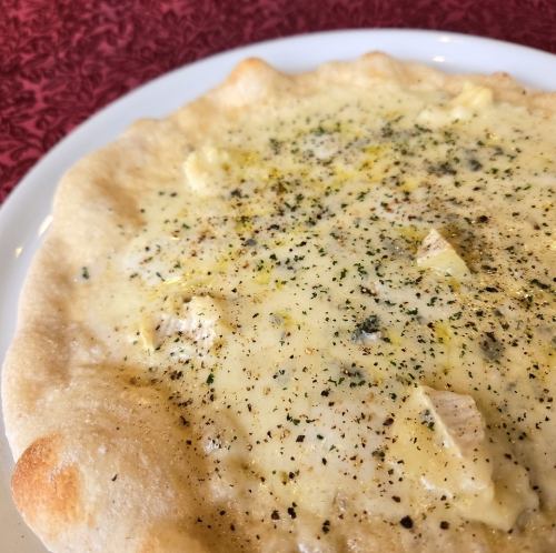 いろんなチーズたっぷりのピザ