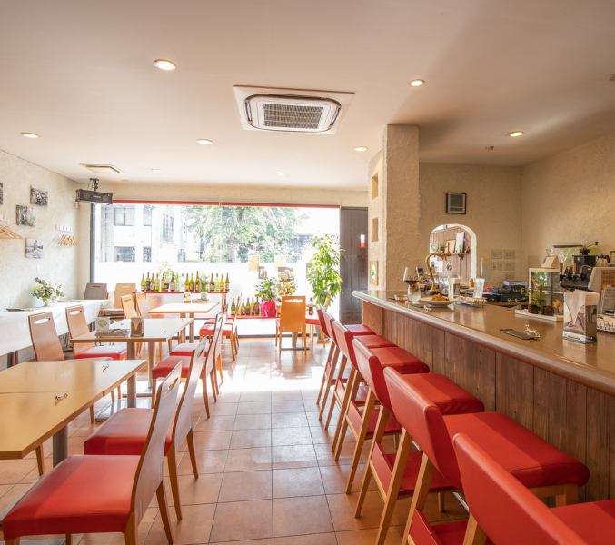 ランチから昼飲みでもご利用いただける明るい雰囲気の店内。ディナータイムは貸切宴会も受付中♪