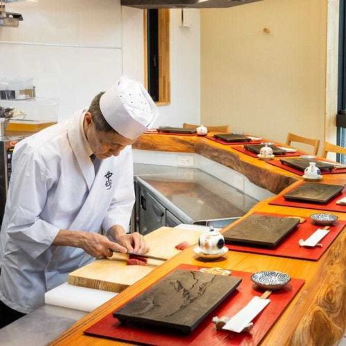 店主が目の前で握る寿司