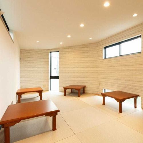 お集まりやご宴会に最適な2階のお座敷席は10名様まで収容可能です。ご家族でのお集まりや企業宴会等にぴったりです。気の合うご家族同士での食事会やお仕事仲間や上司部下との懇親会や歓送迎会などにも用途は幅広くご利用することができます。貸切も可能となっておりますので、プライベートな空間としてもご利用できます。
