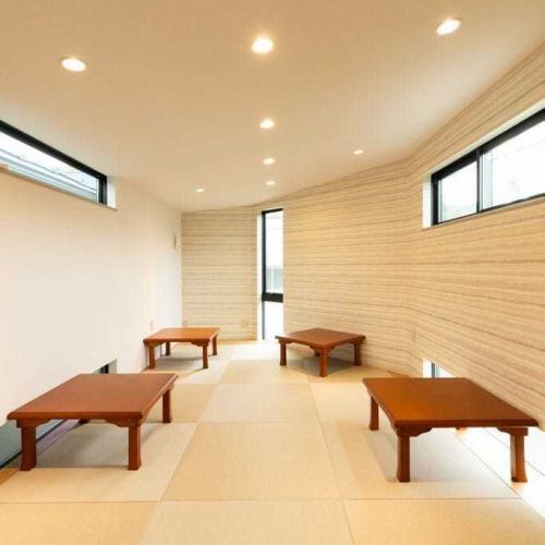 お集まりやご宴会に最適な2階のお座敷席は10名様まで収容可能で、貸し切りできます。気の合うご家族同士での食事会やお仕事仲間との懇親会や歓送迎会など、用途は幅広くご利用することが可能です。プライベートな空間を確保しながら、ご歓談を楽しむことができます。また、4つのテーブルはレイアウト変更可能です。