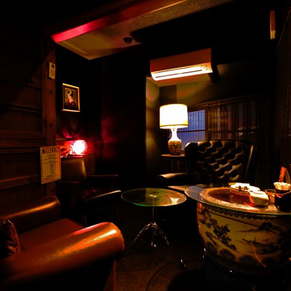 [Smoking allowed in all seats] Luxurious space as if you rented out a whole room.A stylish private room with many chairs.Recommended for small parties of up to 4 people.This is the perfect seat for a girls' party or anniversary.