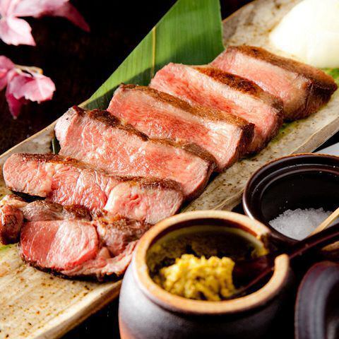 宮城県名物牛タン、豚肉のバラ焼き等、東北料理がずらり