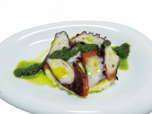 Octopus and mashed potatoes with basil sauce