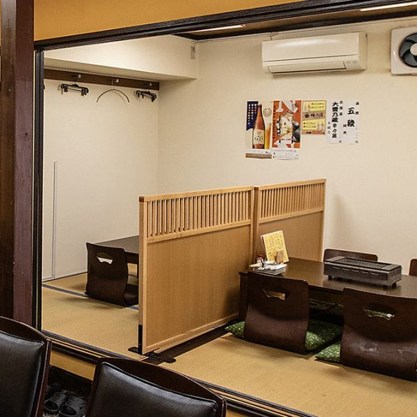 【場面を選ばない多様性☆】お仕事帰りのサクのみから大人数の宴会まで幅広く対応。カウンター席やテーブル席で、煙がモクモクと漂う居心地の良い空間でリラックスした時間をお過ごしいただけます。