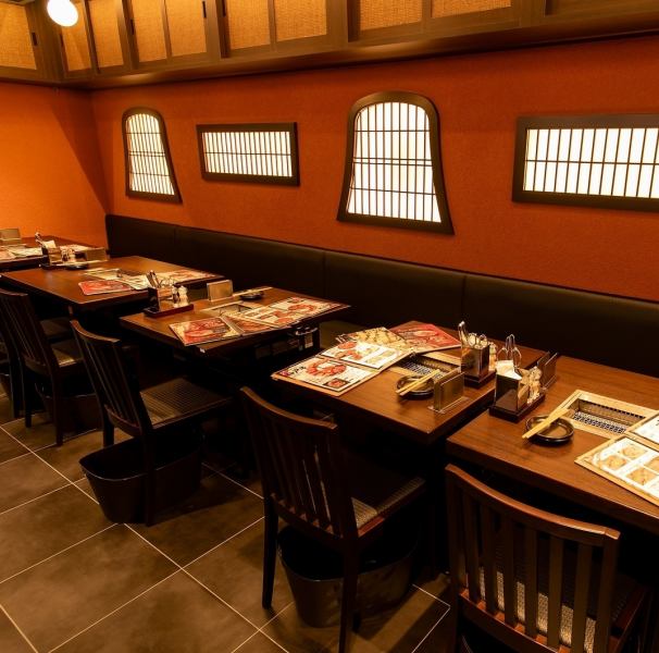 広々とした店内には、ゆったりとしたテーブル席を完備しており、どなたでも快適にお食事を楽しんでいただけます。落ち着いた雰囲気の中で、ご友人やご家族とくつろぎながら、A5ランク黒毛和牛を心ゆくまでご堪能ください。またランチタイムは席料（３３０円）をいただいておりませんのでよりお得にお楽しみいただけます。
