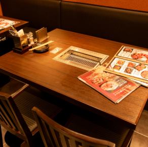無煙ロースターを設置の落ち着いたお席。