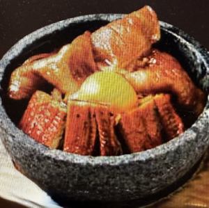 국산 뱀장어와 A5 검은 털 일본소의 이시야키 비빔밥