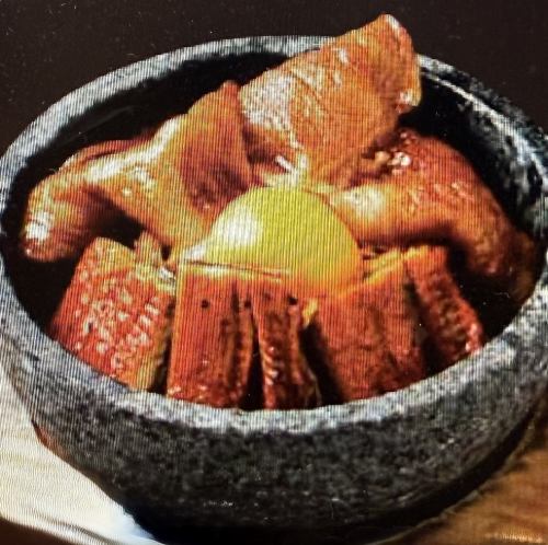 国产鳗鱼和A5黑毛和牛的石锅拌饭