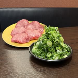 牛舌上堆满了葱花和盐