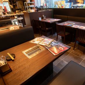 店内中央にある人気の両側ソファ席です。ファミリーでの利用はもちろん、友人との飲み会にも使い勝手が良いお席となります。