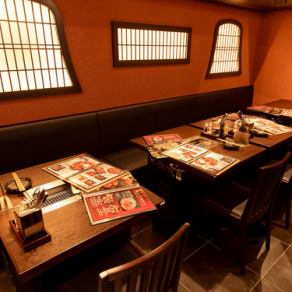 団体でご利用いただけるお席です。机同士の間にあるスペースは特製の仕切りを使うことで大きな1個のテーブルとしてご利用していただくことが可能になります。