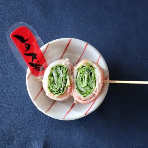 Specialty lettuce roll skewers