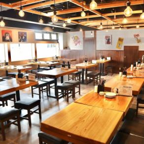 店内は貸切利用もOKなので、会社の宴会や打ち上げ、仲間内のパーティーにも最適。レイアウト調整も自由自在で組み合わせたアットホーム感あるセッティングが可能です。プライベート空間を独占して、楽しい夜を演出できます。