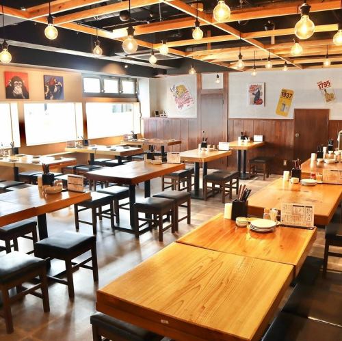 店内は貸切利用もOKなので、会社の宴会や打ち上げ、仲間内のパーティーにも最適。レイアウト調整も自由自在で組み合わせたアットホーム感あるセッティングが可能です。プライベート空間を独占して、楽しい夜を演出できます。