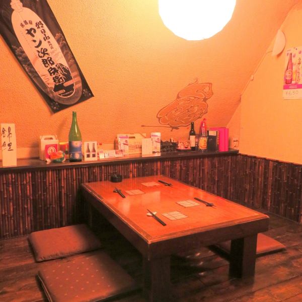 古民家風のほっこり落ち着ける店内。会社宴会やサク呑み・女子会なども◎一度行ったらもう一度行きたくなる隠れ家的居酒屋♪店内はテーブル席と掘りごたつのお席をご用意。冬にはコタツが出たり、カウンターの足元には湯たんぽを用意してくれる店主の優しさ・・・