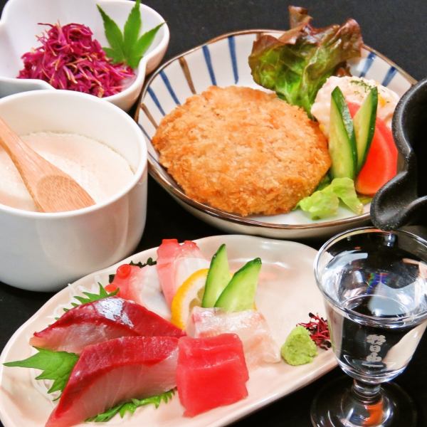 【大人気！カウンター限定晩酌セット】お通し・刺身・他2品+ワンドリンクいずれか一杯で1650円(税込)