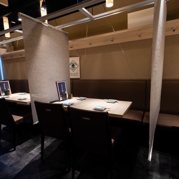 当店は、洗練されたモダンな外観が印象的で、通りからもその魅力が伝わります。大きな窓からは店内の活気が見え、スタッフが焼き鳥を手がける様子が伺えます。温かみのある照明とシンプルなデザインが調和し、落ち着いた雰囲気を醸し出しています。お気軽にお立ち寄りください。ご来店お待ちしております。