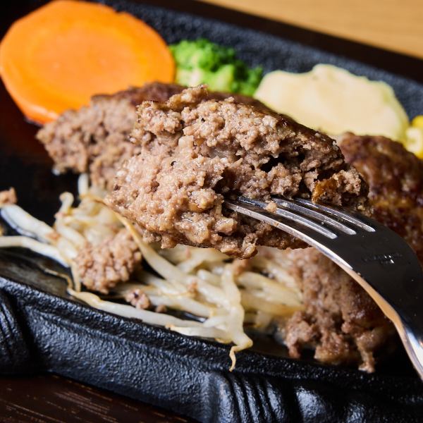 【黒毛和牛100％】高品質な国産黒毛和牛を贅沢に使用!!粗挽きで仕上がったハンバーグは肉肉しさ100点です!!