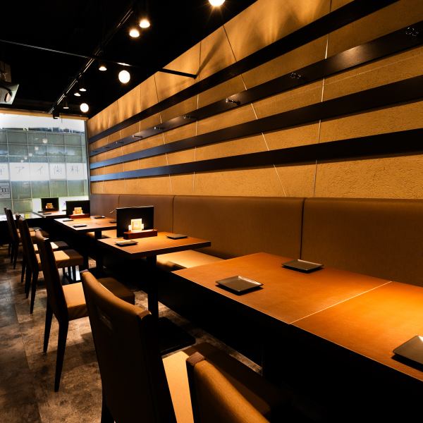 店内奥にある階段を登った先の2Fでは、最大50名様でご利用いただける空間が広がります。フロア貸し切り大歓迎ですのでご希望でしたらお問い合わせくださいませ。またコースは飲み放題付きになるので、予算に合わせたパーティーが可能です。会社宴会、飲み会、節目の催し物などあらゆるシーンでご利用いただけます。