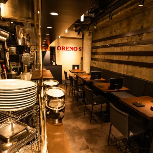 2026年2月28日NEWOPEN!!吉祥寺駅から徒歩1分♪南口（公園口）から出て三鷹方面へ歩いてスグ!!1Fはオープンキッチンとテーブル席が並ぶ空間。ダークトーンの木目とガラスで煌めく空間はムーディーな雰囲気◎