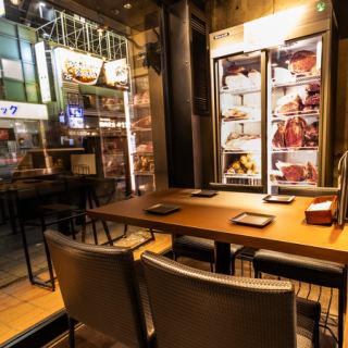 通りに面した空間には、当店が誇る黒毛和牛が保管されたストッカーが象徴として設置されております。肉塊が並べられたビジュアルは圧巻の一言。日本が世界に誇る黒毛和牛をぜひご堪能くださいませ♪