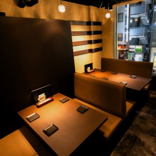 2F窓際にあるソファ席です。4～6名様でご利用いただけます。友人とのご利用はもちろんのこと、家族でのご利用にもおすすめです。宴会にぴったりのコースは飲み放題付きで5,500円～ご用意しております♪