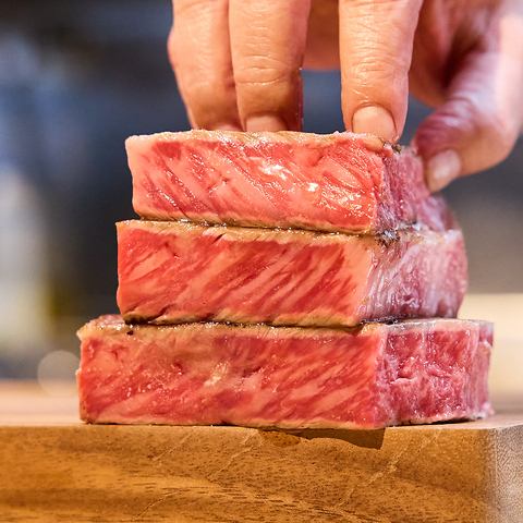 噛んだ瞬間、肉汁に溺れる体験を。こだわり尽くした黒毛和牛100％ステーキを提供。