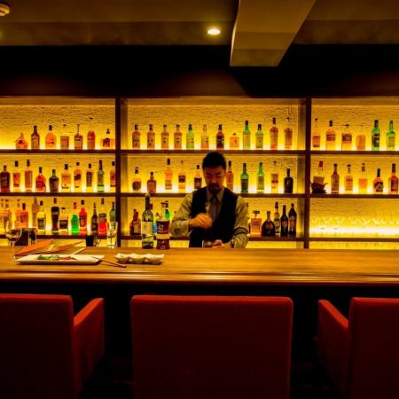 調酒師最喜歡的酒排成一排......有九個櫃檯座位可指導一個想要舒服地喝酒的成年人！