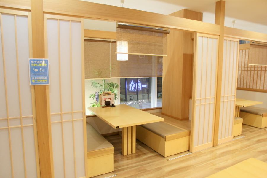 Semi-private room seats by the window! It is a popular seat because you can eat without worrying about the surroundings.