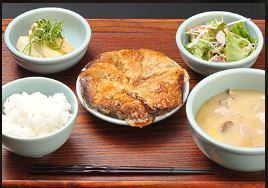Mochi-mochi dumplings set meal 1080 yen, crisp dumplings set meal 980 yen