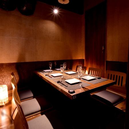 Completely private room with horigotatsu seating for 6 to 7 people.Perfect for entertaining guests and anniversaries! We offer a wide variety of seasonal dishes and alcoholic beverages.