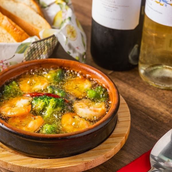 一口ごとにお酒が進む、旨みあふれる名物アヒージョをどうぞ!