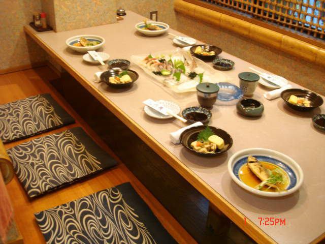 There is also a counter for one person.For 2 people or more, stretch your legs and relax in the sunken kotatsu seats.