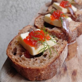 発酵バターとヴァチカンアンチョビのブルスケッタ
