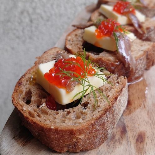 発酵バターとヴァチカンアンチョビのブルスケッタ