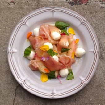 桃と水牛モッツァレラのカプレーゼ　フランス産生ハム添え
