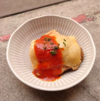 骨付き鶏もも　プッタネスカソース