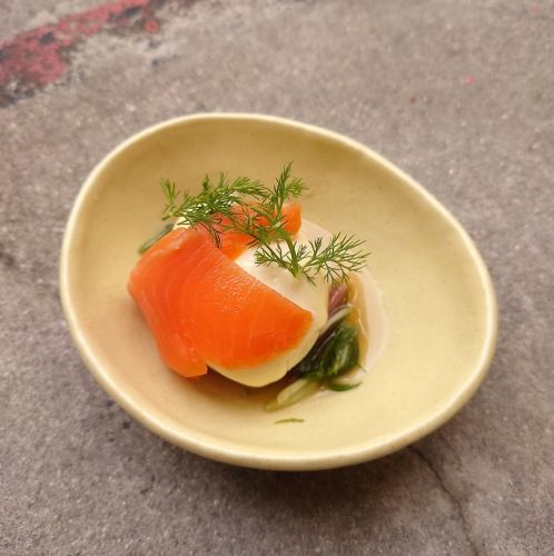 半熟たまご　スモークサーモンのウフマヨ