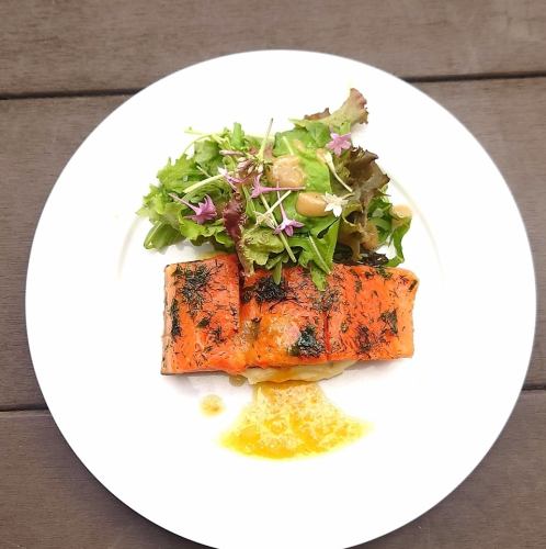 サーモンのミキュイ　香草をまとわせて