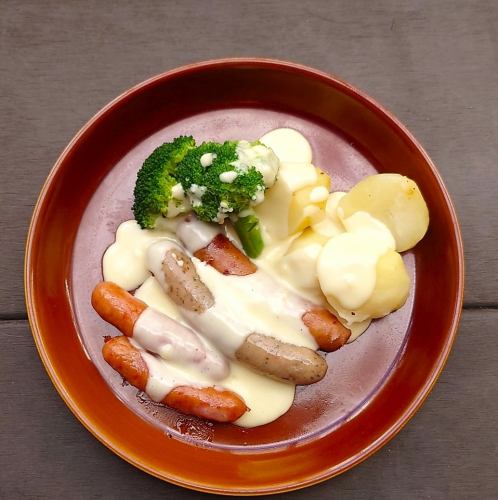 ソーセージの盛り合わせ　温野菜ととろけるラクレットチーズ