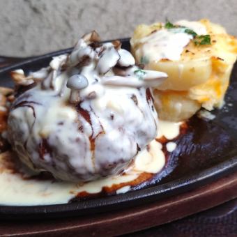 ジャンジャン特製！ハンバーグステーキ　デミグラスソースときのこラクレットチーズ